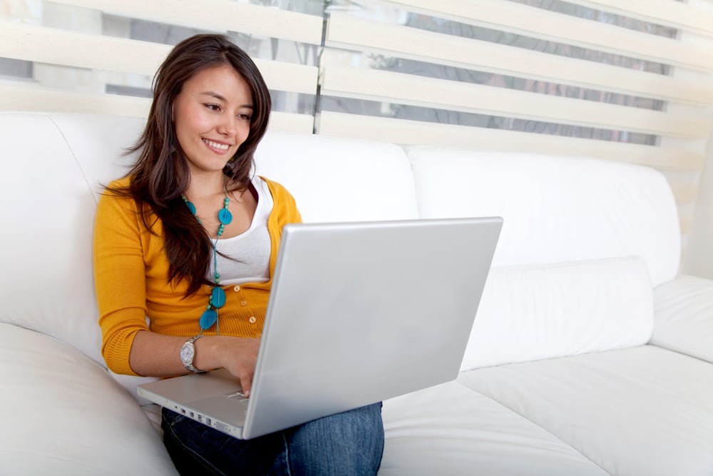 Kobieta ucząca się angielskiego online na laptopie
