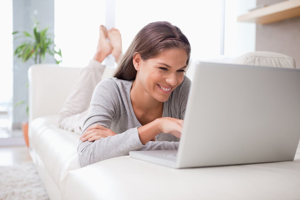 Kobieta podczas nauki angielskiego online