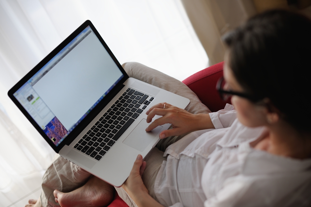 Osoba ucząca się angielskiego online na laptopie